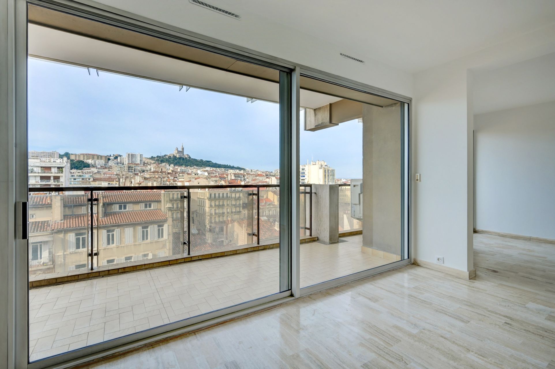 luxury apartment 4 Rooms for rent on MARSEILLE (13006)