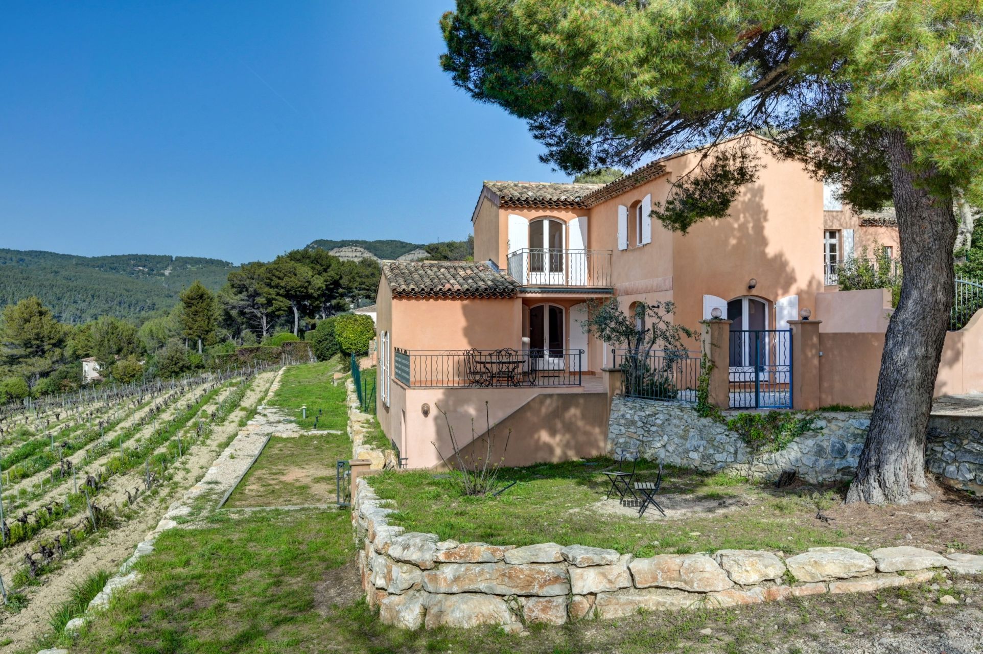 provencal house 5 Rooms for sale on CASSIS (13260)