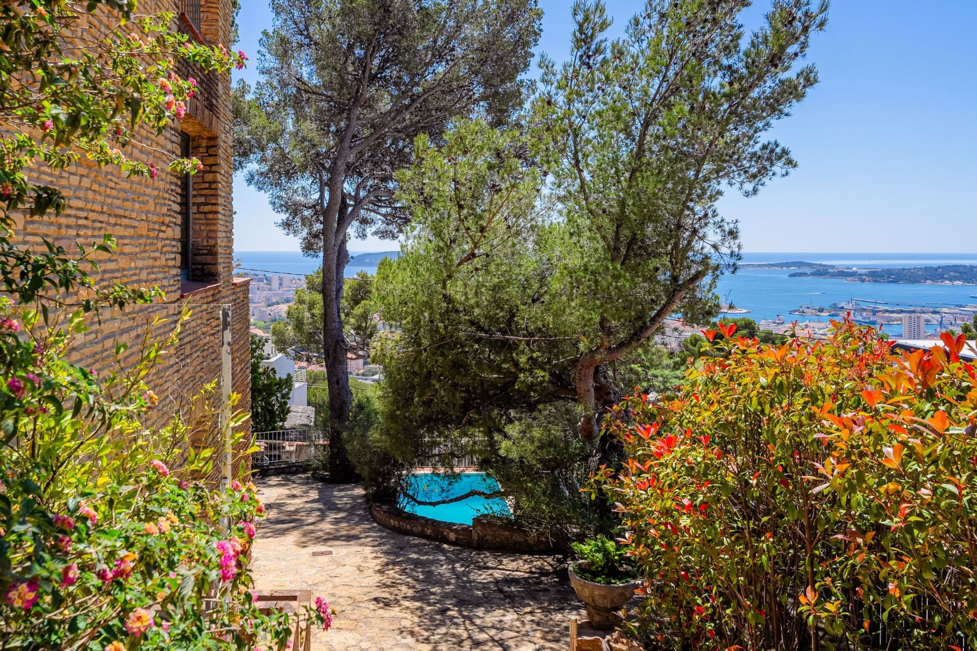 luxury house 7 Rooms for sale on TOULON (83000)