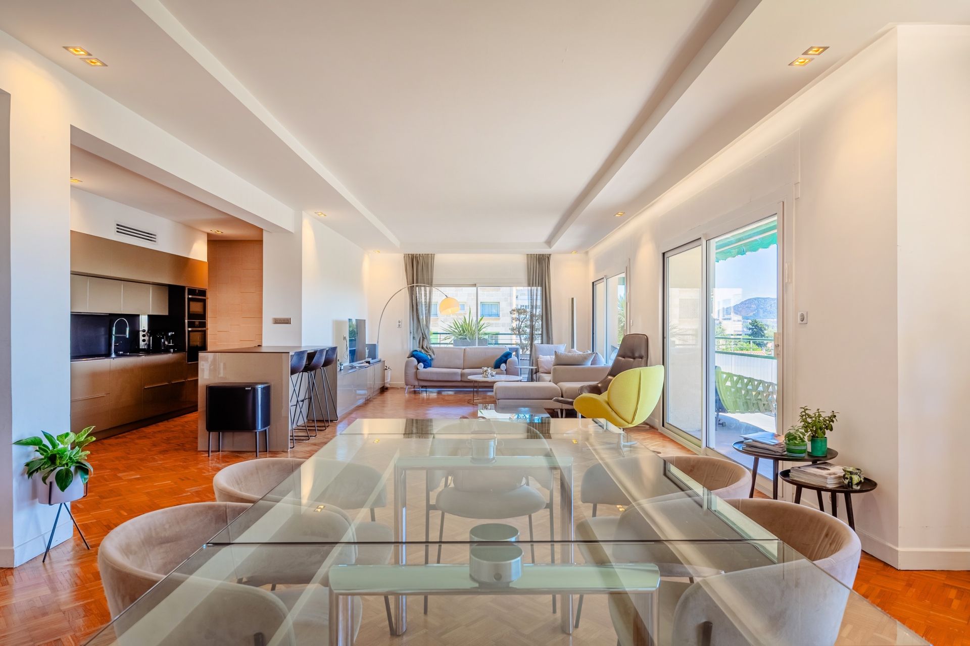 luxury apartment 6 Rooms for sale on MARSEILLE (13008)