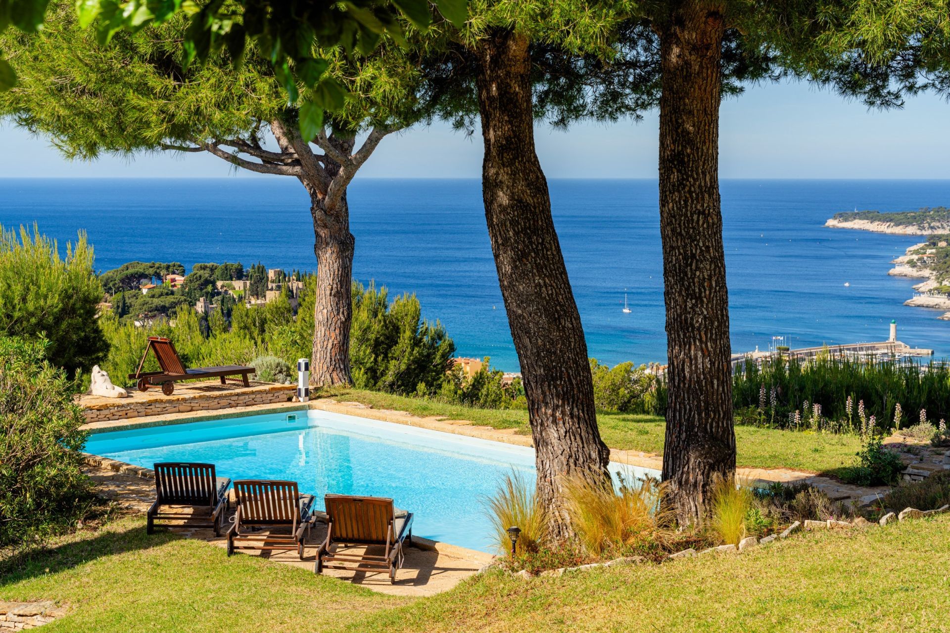 luxury house 6 Rooms for sale on CASSIS (13260)