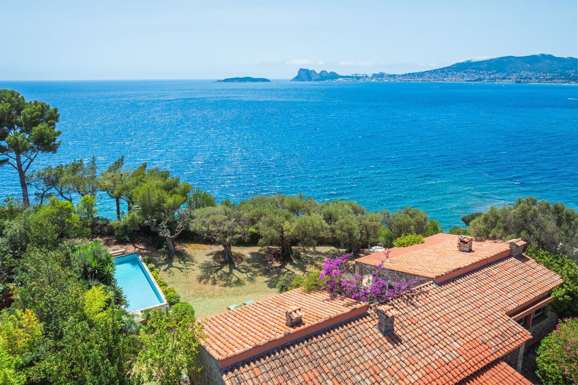 luxury house 8 Rooms for sale on LA CIOTAT (13600)