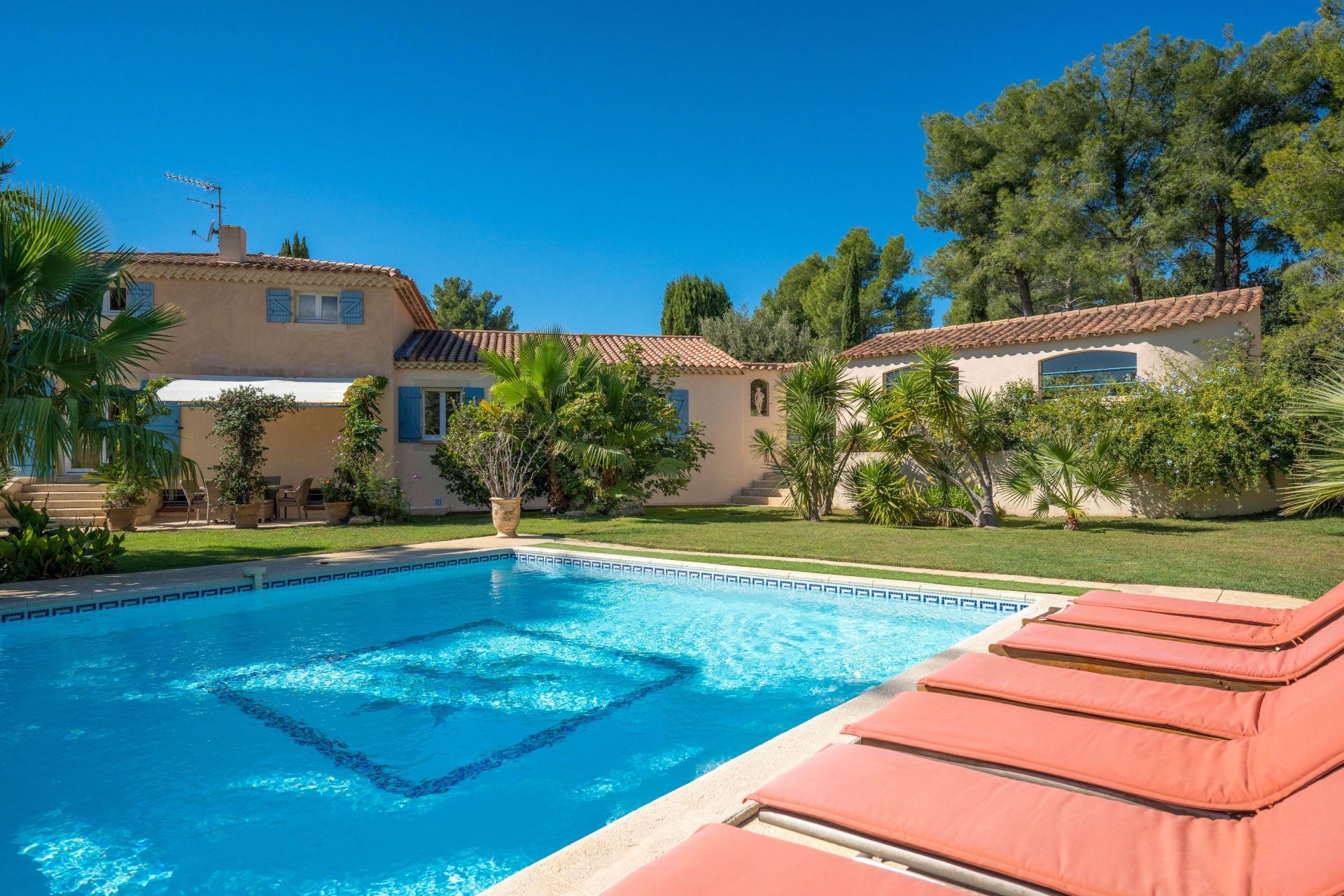 provencal house 7 Rooms for sale on LA CADIERE D AZUR (83740)