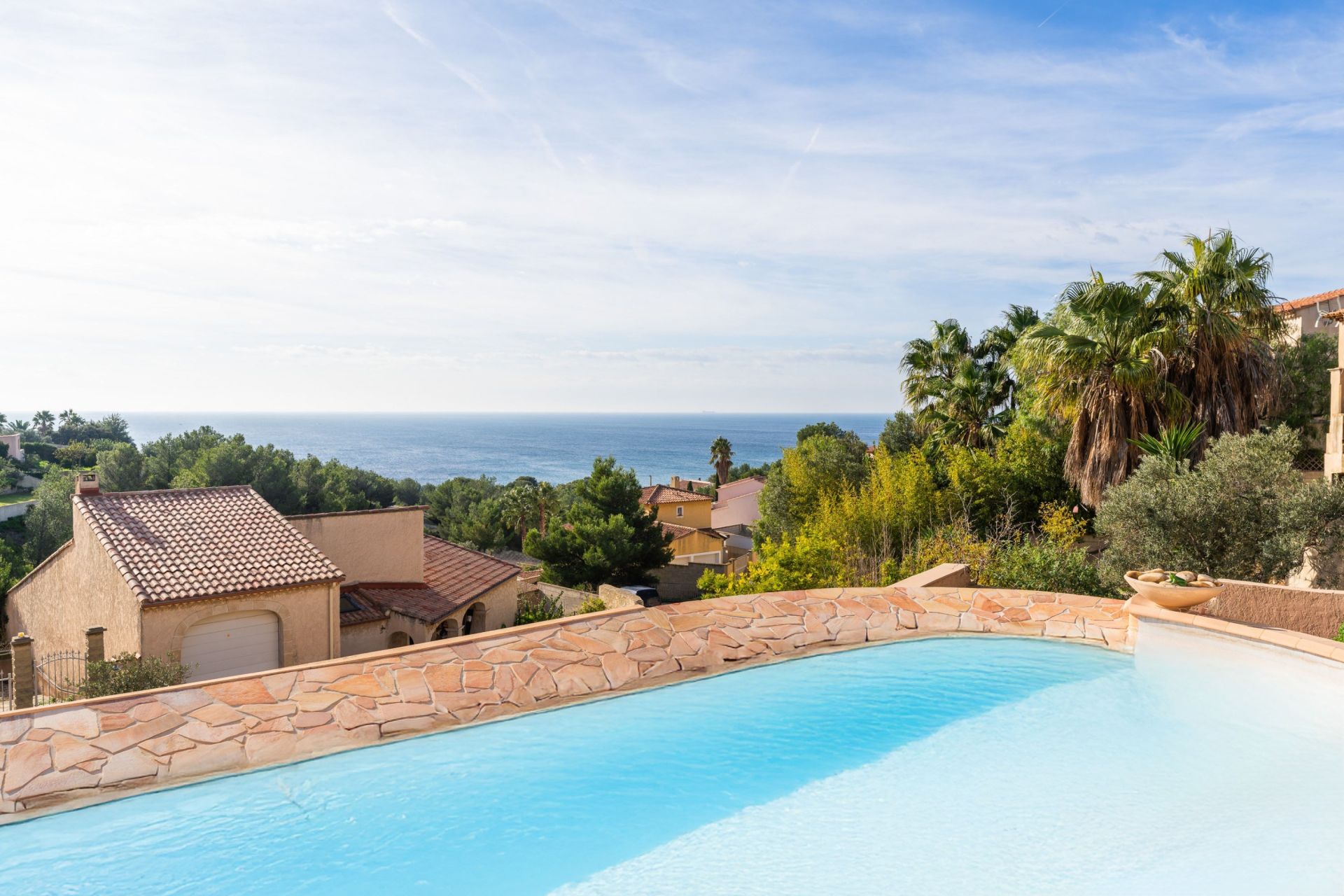 luxury house 6 Rooms for sale on SAUSSET LES PINS (13960)