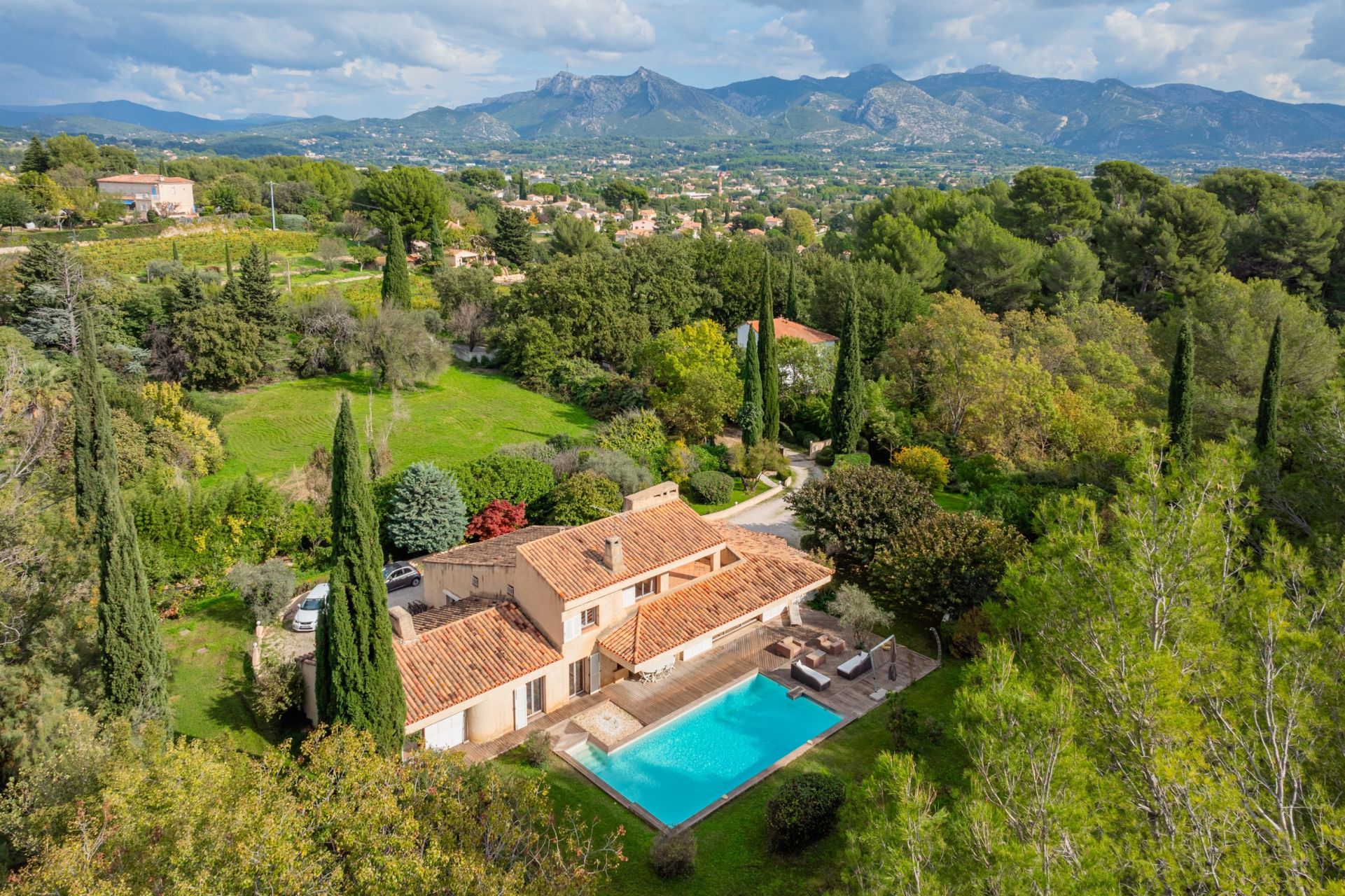 luxury house 9 Rooms for sale on AUBAGNE (13400)